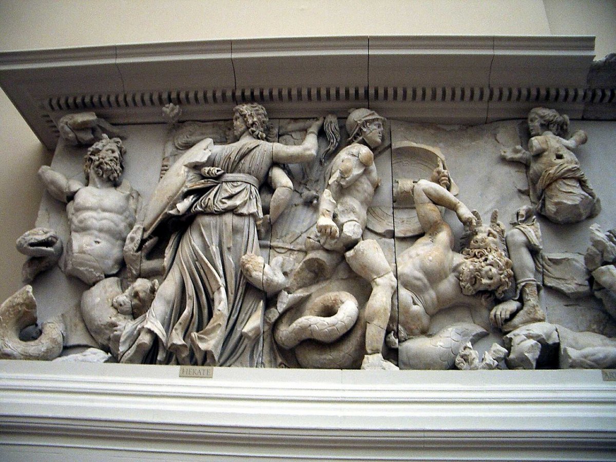 1280px-Pergamonmuseum_-_Antikensammlung_-_Pergamonaltar_02-03.jpg