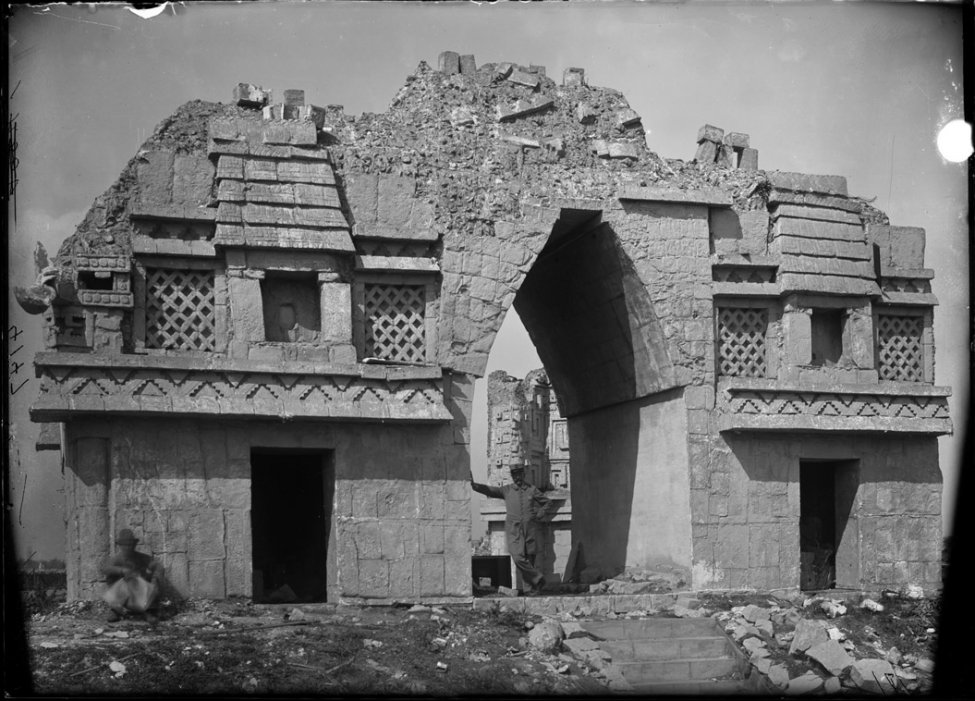 Cast_of_Mayan_ruins,_World's_Columbian_Exposition_exhibit-2.jpg