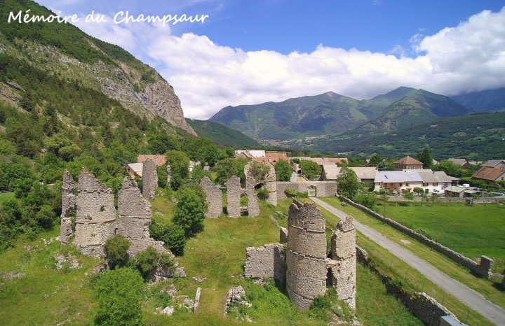 Château-de-Lesdiguières-vue-aérienne.jpg