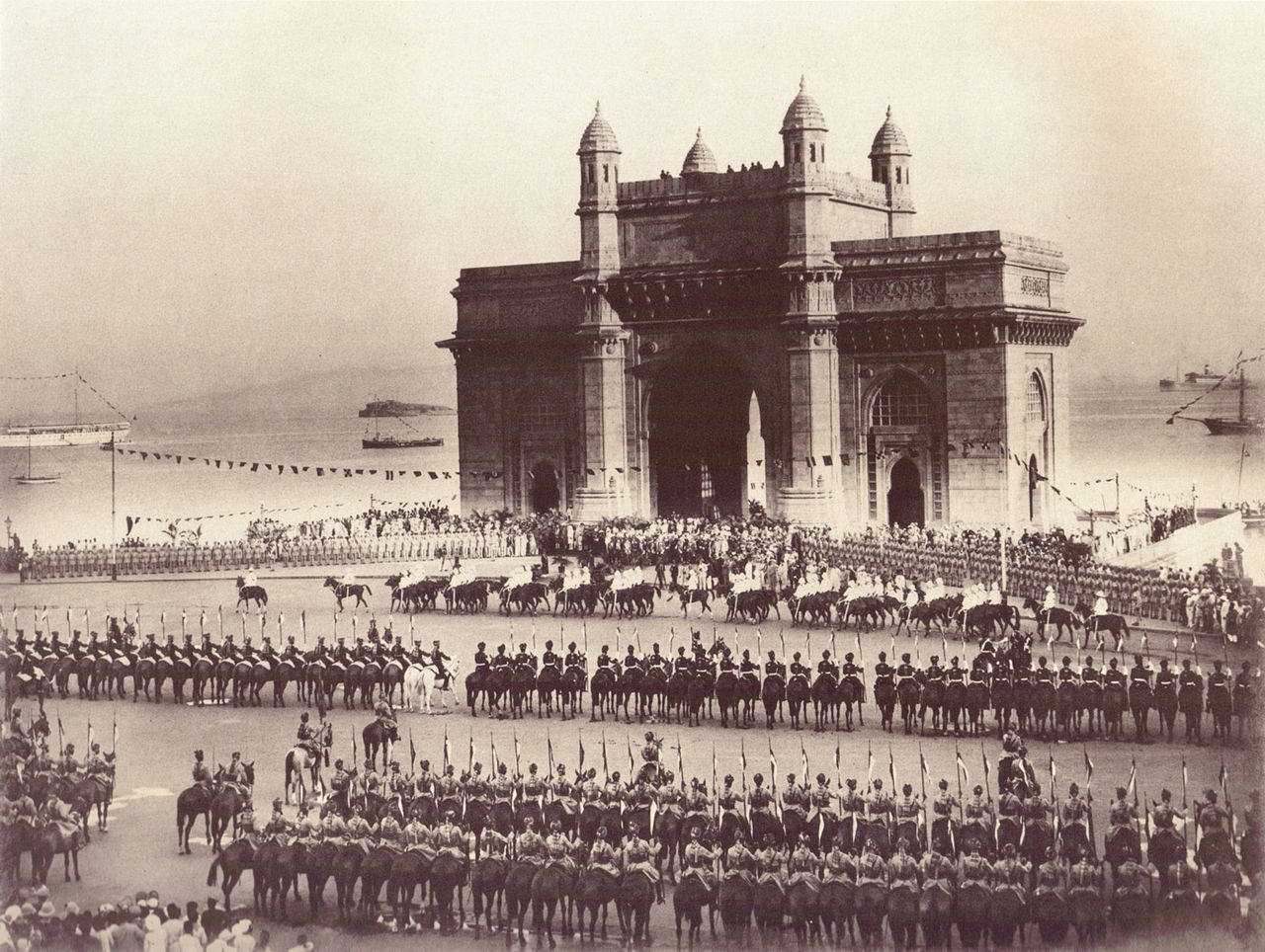 Gateway_of_India,_Bombay.jpg