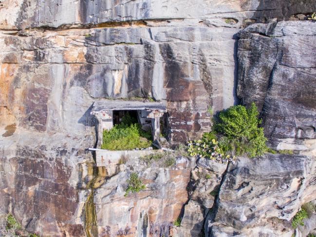 secret_tunnel_sydney_cliff_2.jpg